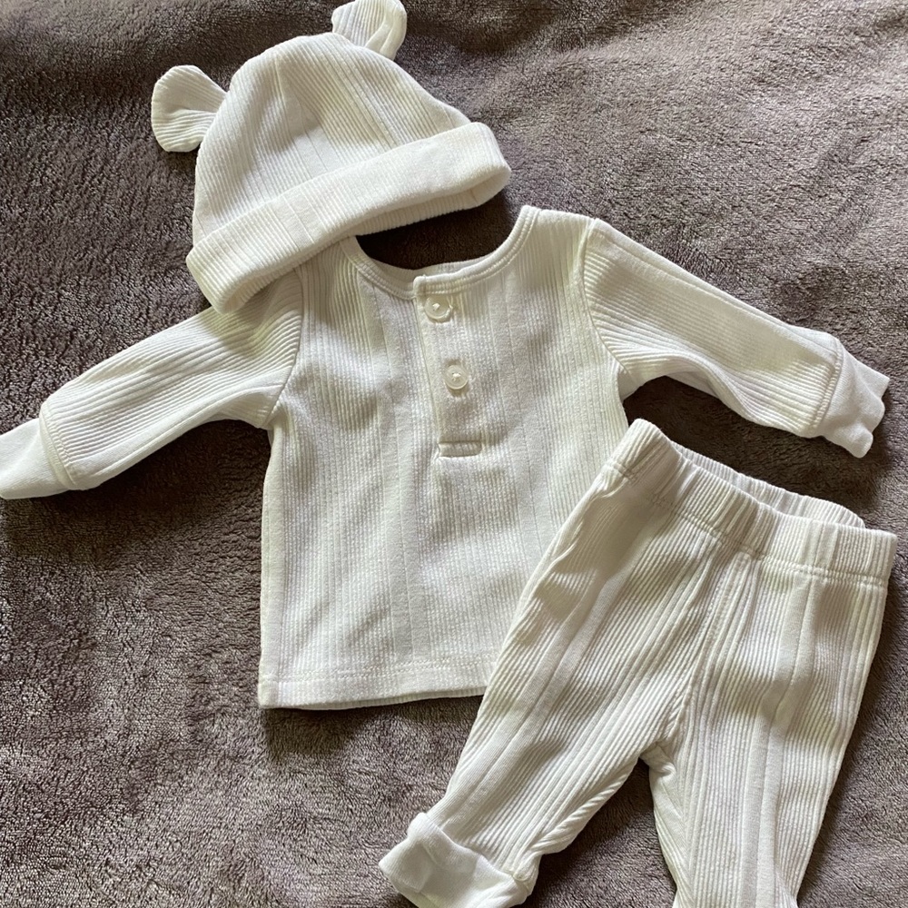 Carters preemie ivory/off white set
